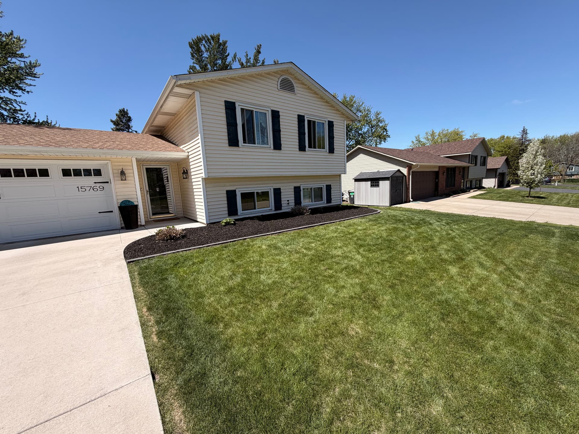 Gallery photos for Charcoal Paver Edging and Black Mulch Done Right in Apple Valley: Image #3
