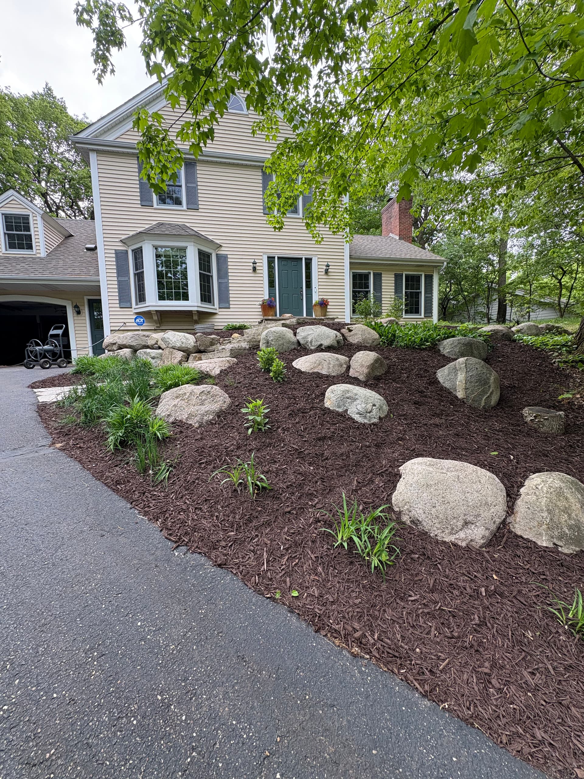 Gallery photos for Planting and Mulch Installation in Minnetonka: Image #3