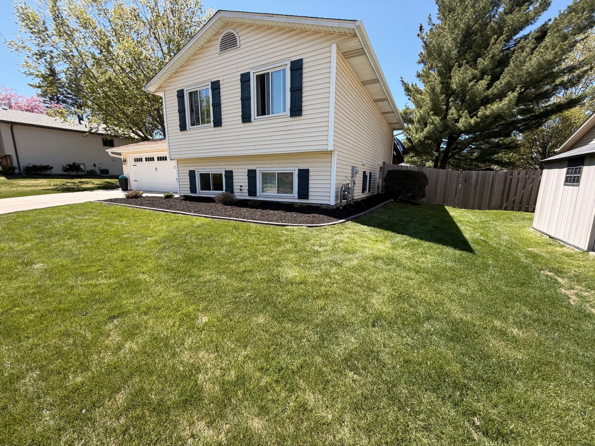 Gallery photos for Charcoal Paver Edging and Black Mulch Done Right in Apple Valley: Image #4