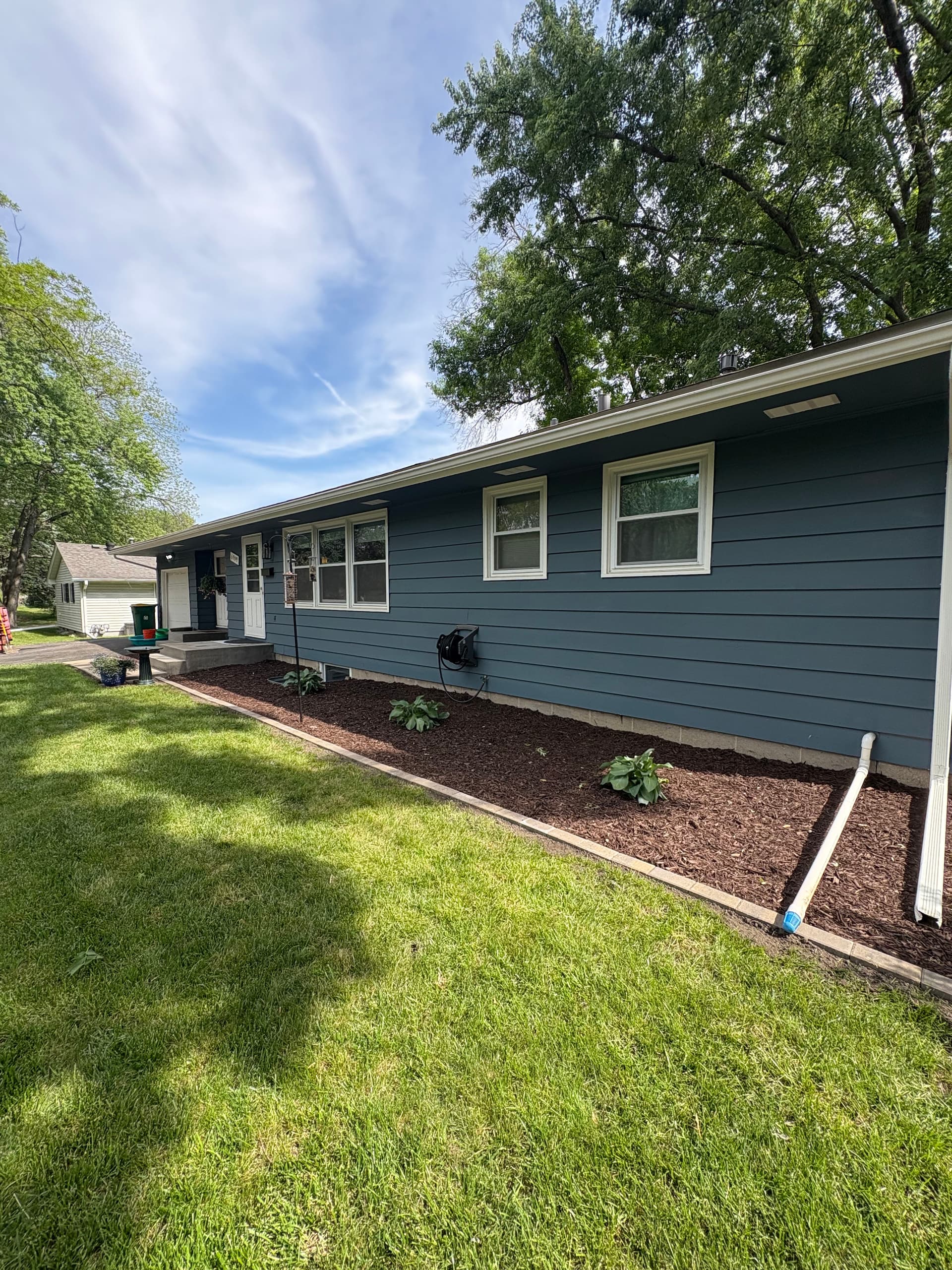 Gallery photos for Concrete Patio, Paver Edging, and Fresh Mulch Beds Done Right: Image #3