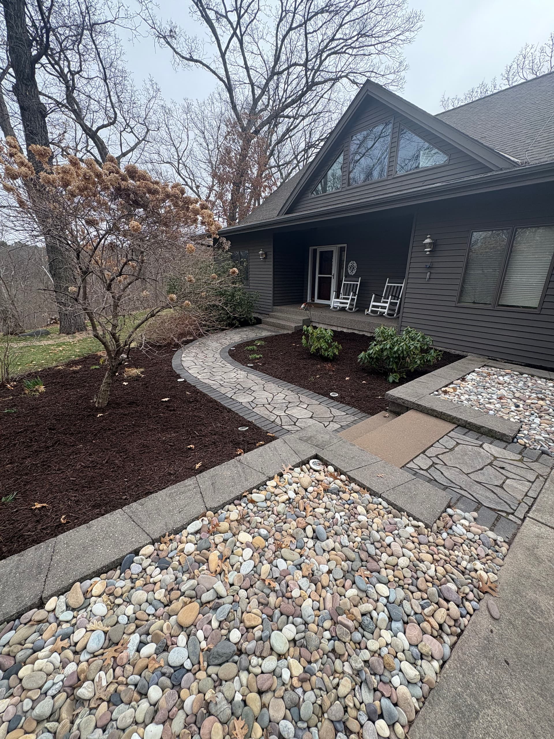 Gallery photos for Fresh Mulch Installations That Clean Up Fast in Stillwater MN: Image #1